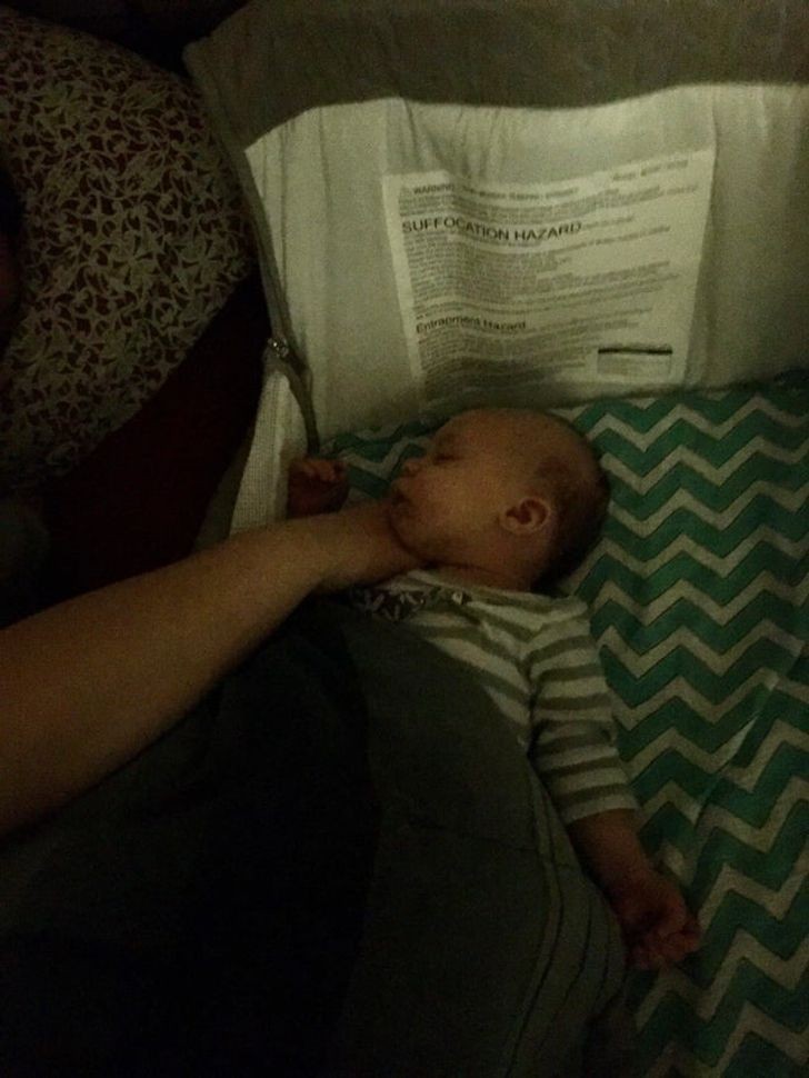 9. "Mąż zrobił to zdjęcie naszemu nowemu dziecku. Przysnęłam gładząc go po policzku, a on po prostu oparł twarz o moją dłoń. Uwielbiam go."
