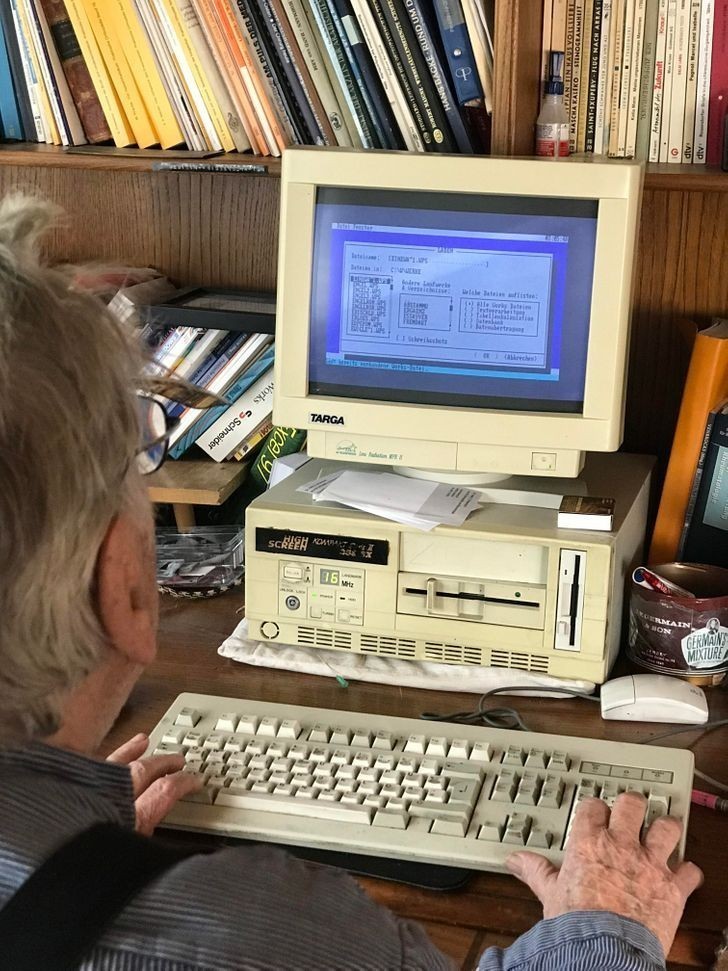 12. "Dziadek wciąż korzysta z komputera z DOSem."