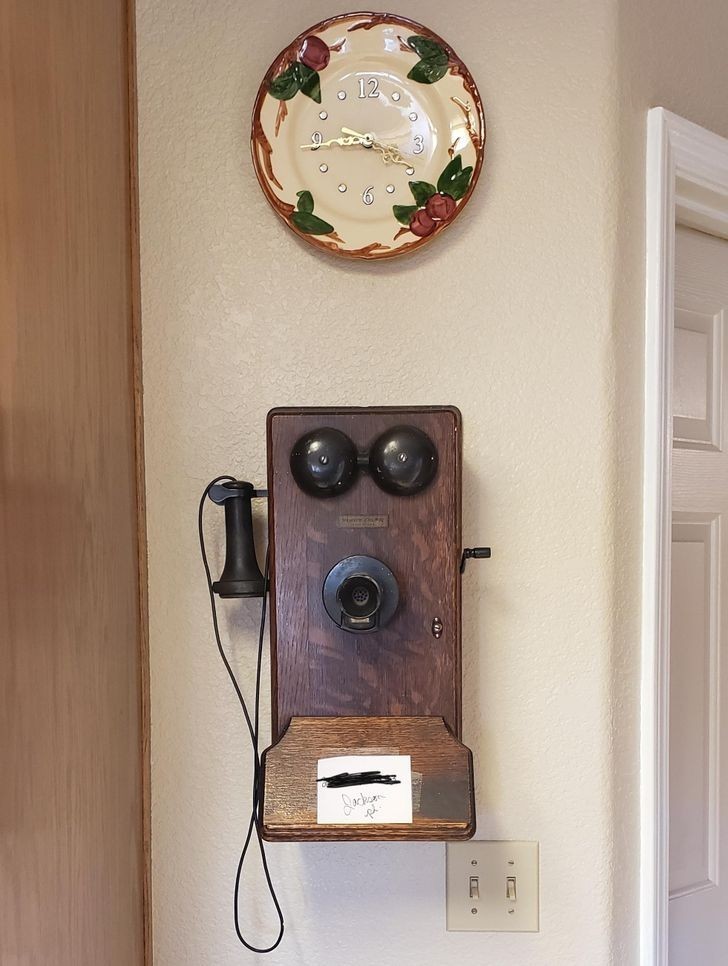 13. "Dom, do którego niedawno wprowadziła się moja babcia posiada stary telefon, który wciąż działa."
