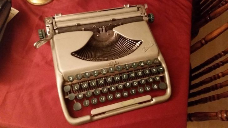 5. "Maszyna do pisania z lat 50, należąca do mojej prababci. Wciąż w pełni działająca."