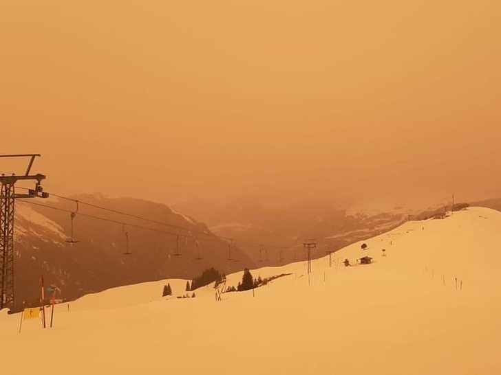 "Pył z Sahary nad stokiem narciarskim w Szwajcarii"