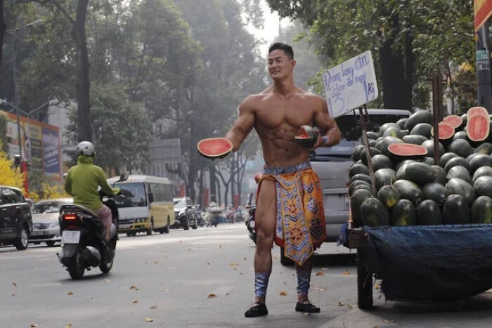 Wietnamski sprzedawca uliczny jak z Mortal Kombat