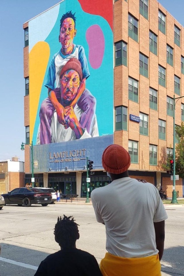 "Ojciec i syn podziwiający swoje podobizny na muralu mojego autorstwa"