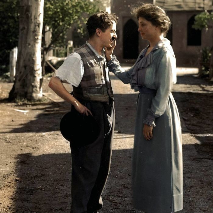 1. Helen Keller witająca się z Charlie Chaplinem. Pisarka była głuchoniewidoma.
