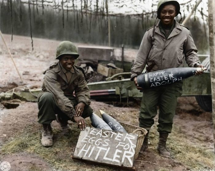 2. Dwóch amerykańskich żołnierzy dumnie pozujących z "jajkami wielkanocnymi" - ich spersonalizowanymi pociskami artyleryjskimi