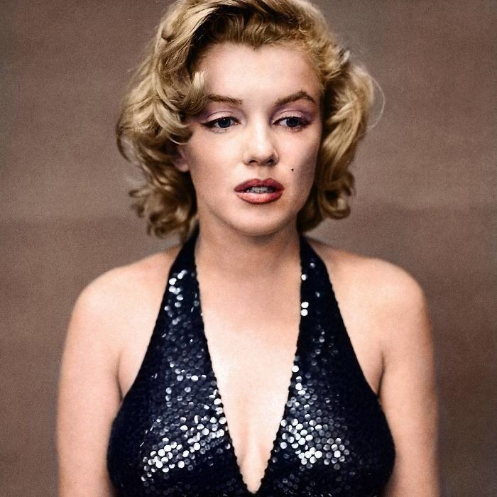 11. Marilyn Monroe po zakończonym przyjęciu. Moment cichej refleksji gwiazdy, uchwycony na zdjęciu.