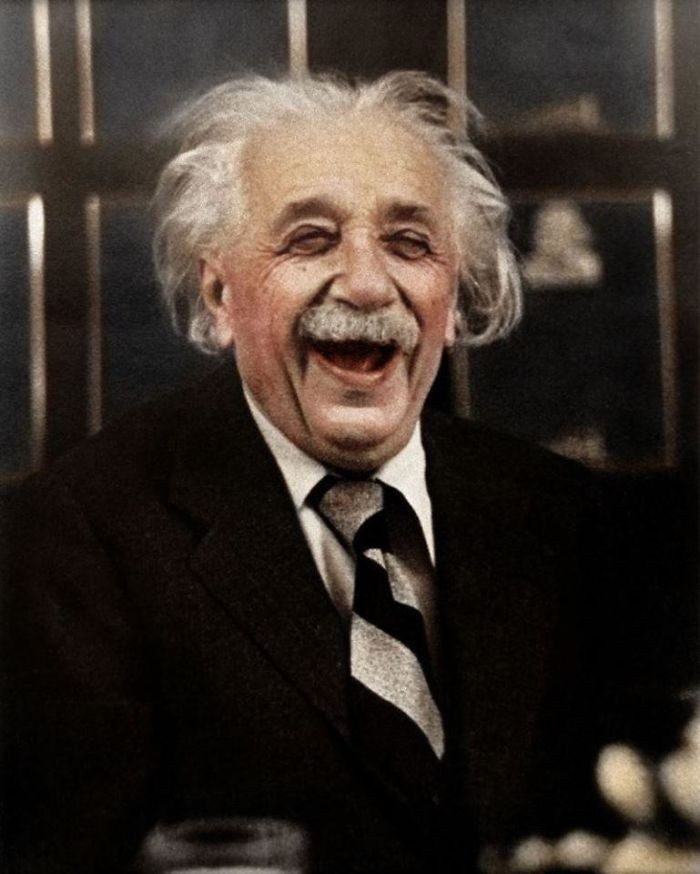 12. Roześmiany Einstein w trakcie przyjęcia, data nieznana