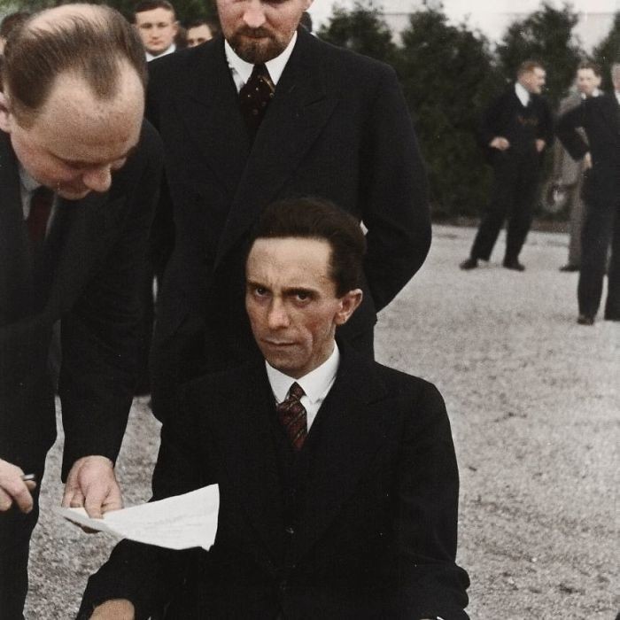 19. Joseph Goebbels patrzący z pogardą na fotografa Alberta Eisenstaedta, w momencie gdy dowiedział się o jego żydowskim pochodzeniu