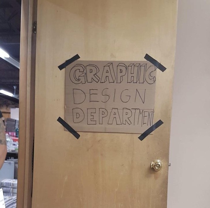 "Znak na drzwiach departamentu projektowania graficznego mojego męża"