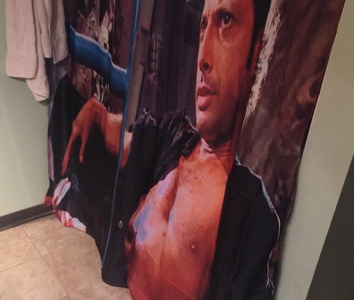"Sprawiłem mojej żonie prezent: zasłonę prysznicową z Jeffem Goldblumem z Parku Jurajskiego."