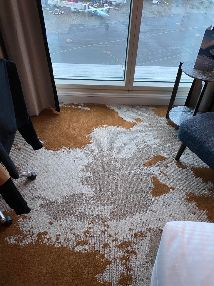 "Nowy dywan w pokoju hotelowym wyglądający jakby był kompletnie przetarty"