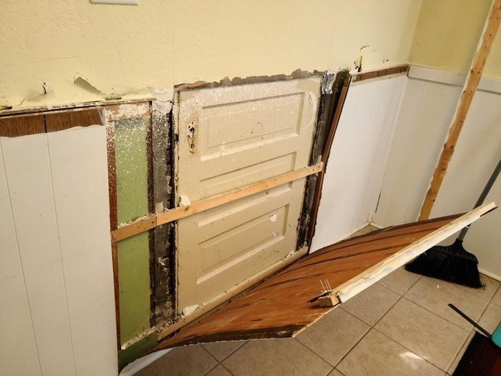 1. "Remontuję kuchnię. Poprzedni właściciele zakryli drzwi zewnętrzne ścianą."