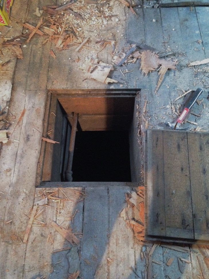 8. "Po zdjęciu około 7 warstw kuchennej podłogi odkryliśmy klapę prowadzącą do starej cysterny wodnej."