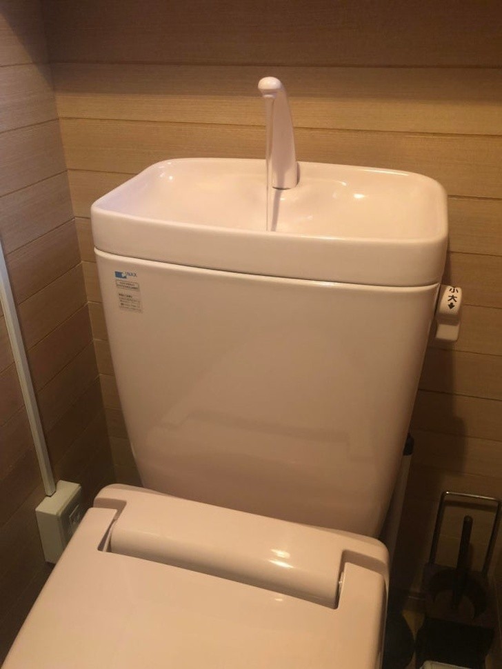 14. Ta japońska toaleta posiada wbudowany zlew połączony ze spłuczką, dzięki czemu oszczędzasz wodę