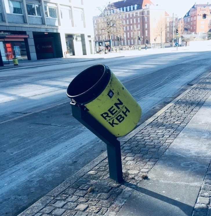 15. Śmietniki w Kopenhadze są mocowane pod kątem aby ułatwić rowerzystom wyrzucanie śmieci