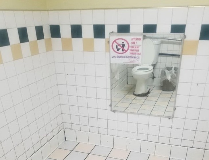 Ktoś postanowił zamontować lustro przed toaletą. Dlaczego?