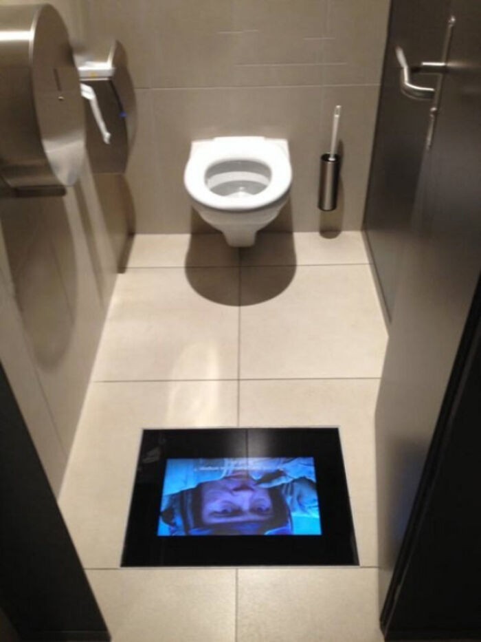 14. Toalety w tym kinie posiadają wbudowane ekrany, by widzowie nie przegapili ani chwili filmu.