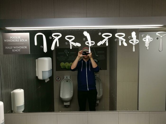15. Toaleta na lotnisku w Tallinie z instrukcjami jak samodzielnie zawiązać krawat