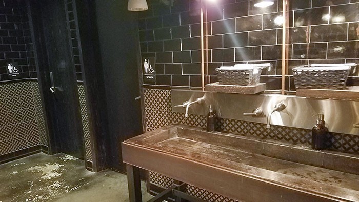 16. Umywalki w tym barze zamontowane są na zewnątrz łazienki, dzięki czemu wszyscy widzą czy umyłeś ręce