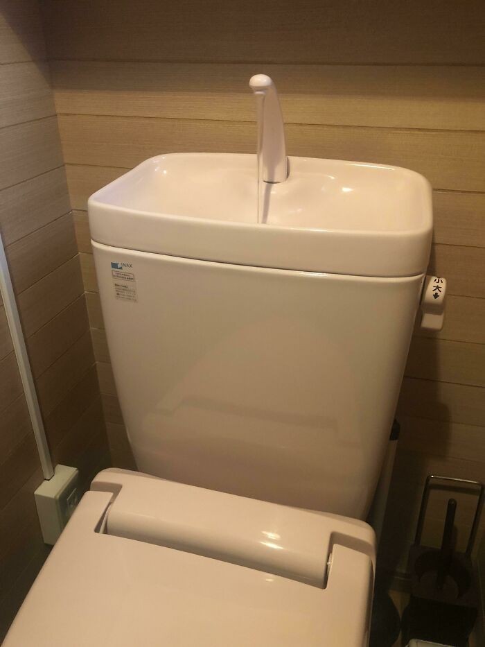 18. Japońska toaleta spłukiwana wodą spływającą do zbiornika z zamontowanej umywalki