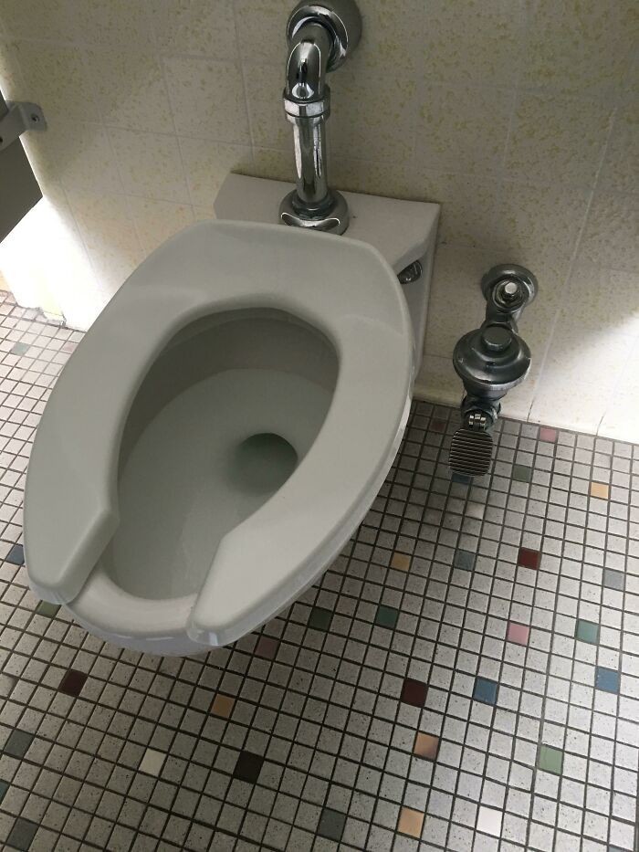 4. "Spłuczki w toaletach w mojej szkole są obsługiwane za pomocą pedałów."
