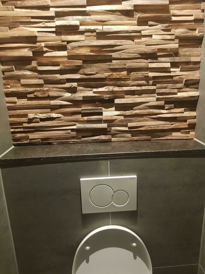 9. "Toaleta w mojej pracy posiada ściankę wykonaną z aromatycznego drewna, zastępującą odświeżacz powietrza. Działa zaskakująco skutecznie."