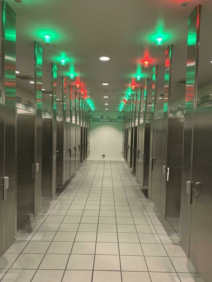 10. Toaleta na lotnisku z lampkami pokazującymi które kabiny są zajęte