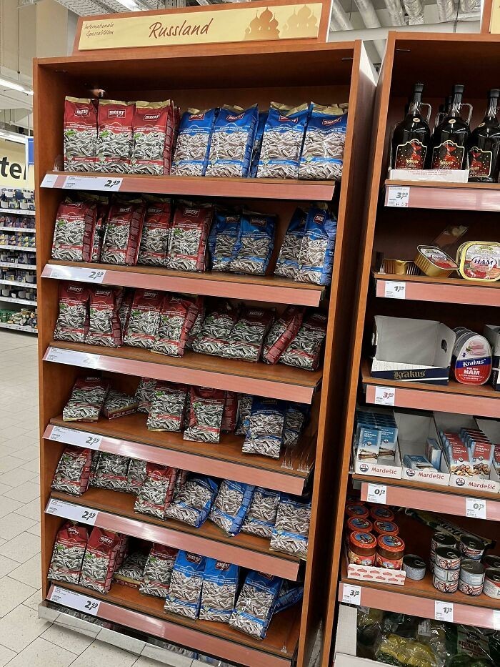 Niemiecki supermarket wycofał produkty z rosyjskiego działu, zastępując je nasionami słonecznika.