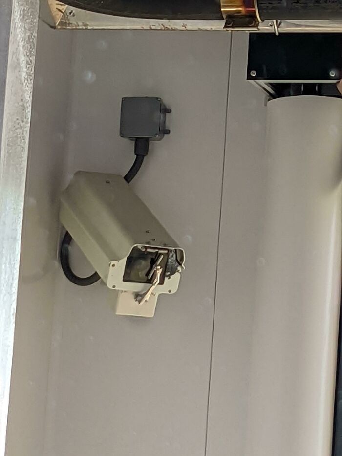 Kamera zamontowana w myjni samochodowej posiada własną wycieraczkę.