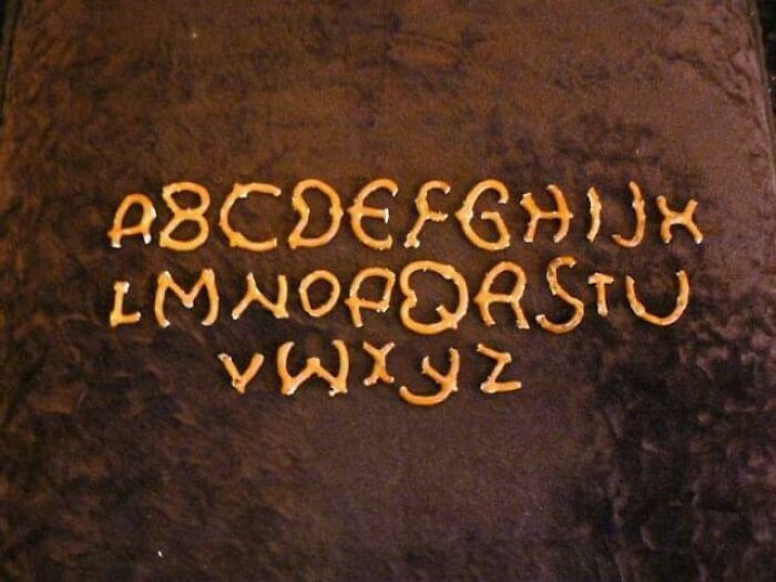 "Ułożyłem alfabet z wygryzionych kawałków precelków."