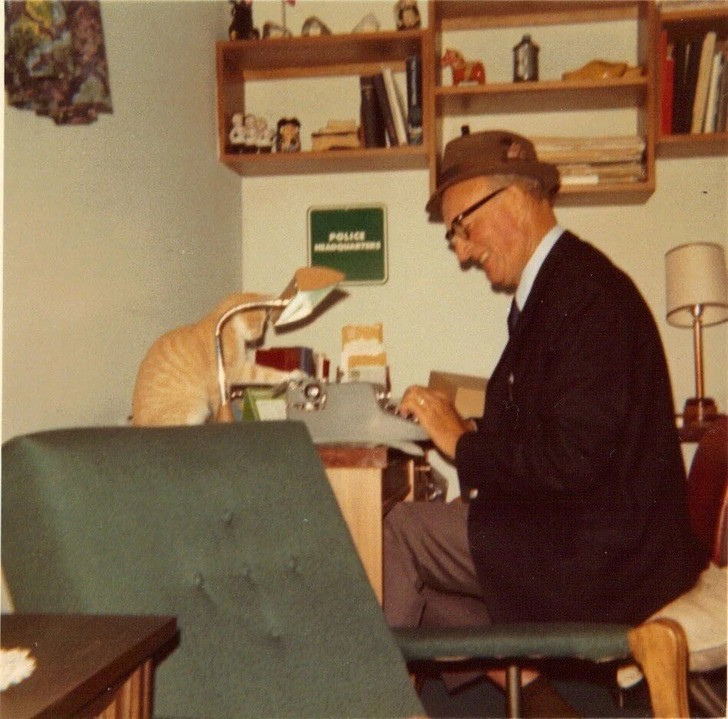 "Mój dziadek i jego kot w latach 60. Dziadek rzadko się uśmiechał, ale naprawdę kochał koty."