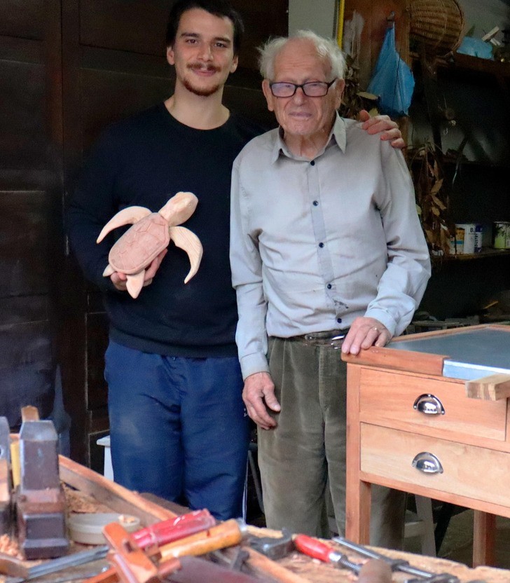 "Mój 94-letni dziadek obok swojego najnowszego dzieła i ja trzymający moje pierwsze."