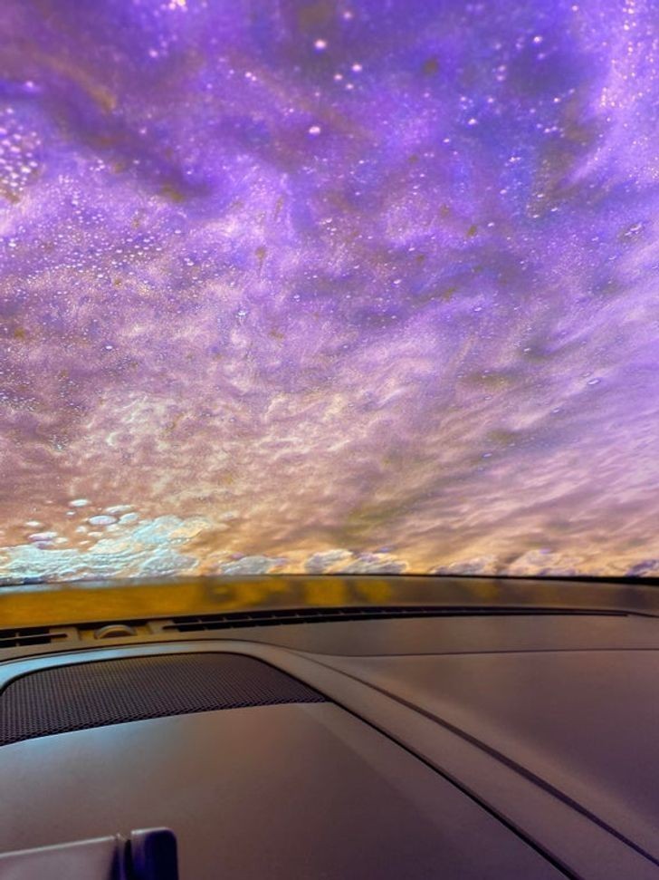 4. Zachód słońca? Nie, to tylko widok z wnętrza samochodu podczas pobytu w myjni.