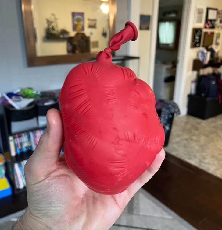"Ten balon wygląda jak serce."