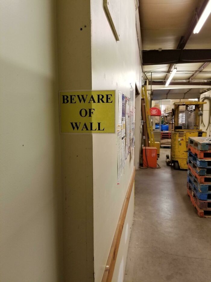 Uwaga na ścianę