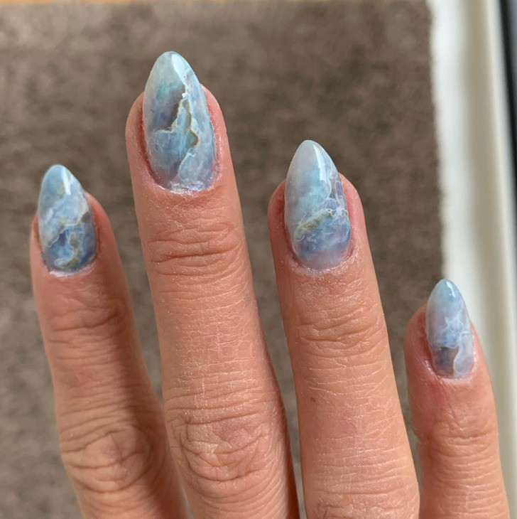 "Pomalowałam paznokcie w stylu agatu oceanicznego."