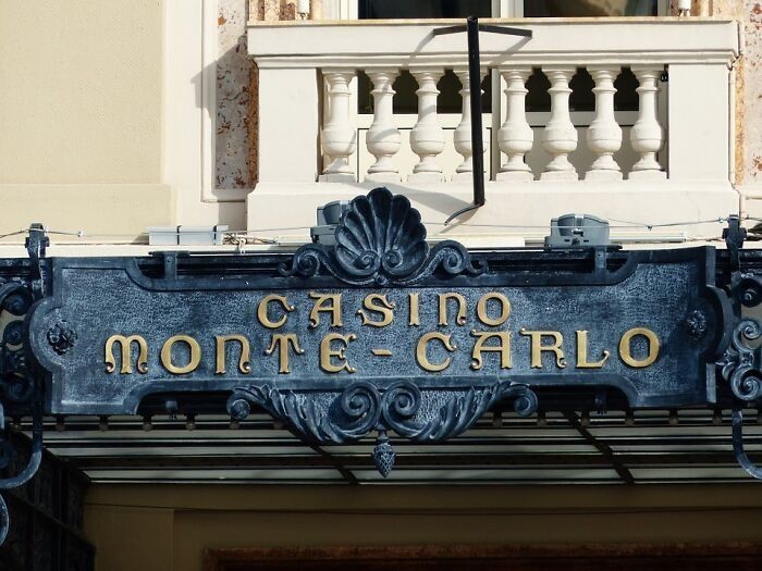 18. Mieszkańcy Monako mają zakaz wstępu do kasyna w Monte Carlo.