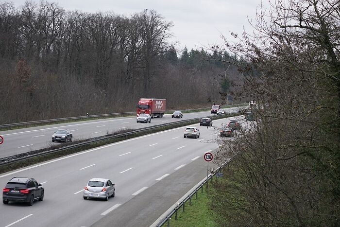 7. Jeśli zabraknie ci paliwa podczas jazdy niemiecką autostradą, możesz otrzymać mandat.
