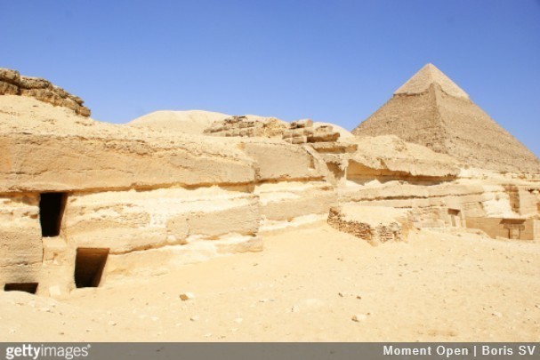 4. Piramidy zostały wybudowane przez niewolników.