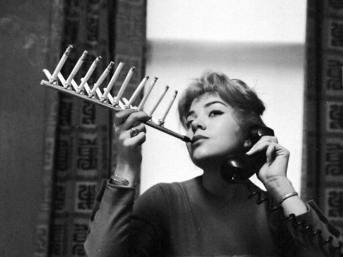 11. Urządzenie z 1955 rou pozwalające wypalić całą paczkę papierosów jednocześnie.