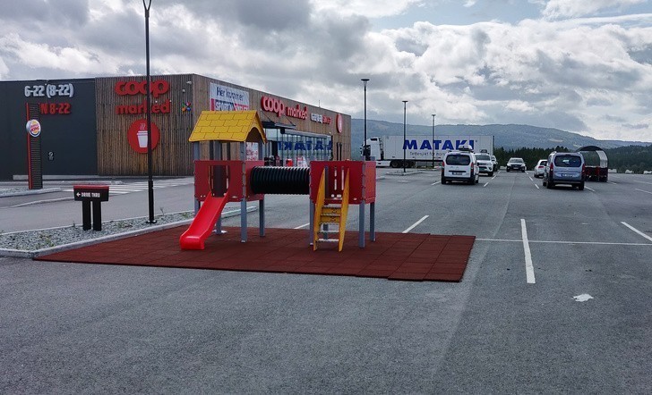 18. Malutki plac zabaw na środku parkingu w Norwegii