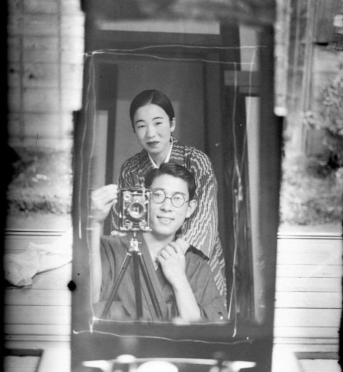 Ten portret z użyciem lustra został wykonany 100 lat temu w Japonii.