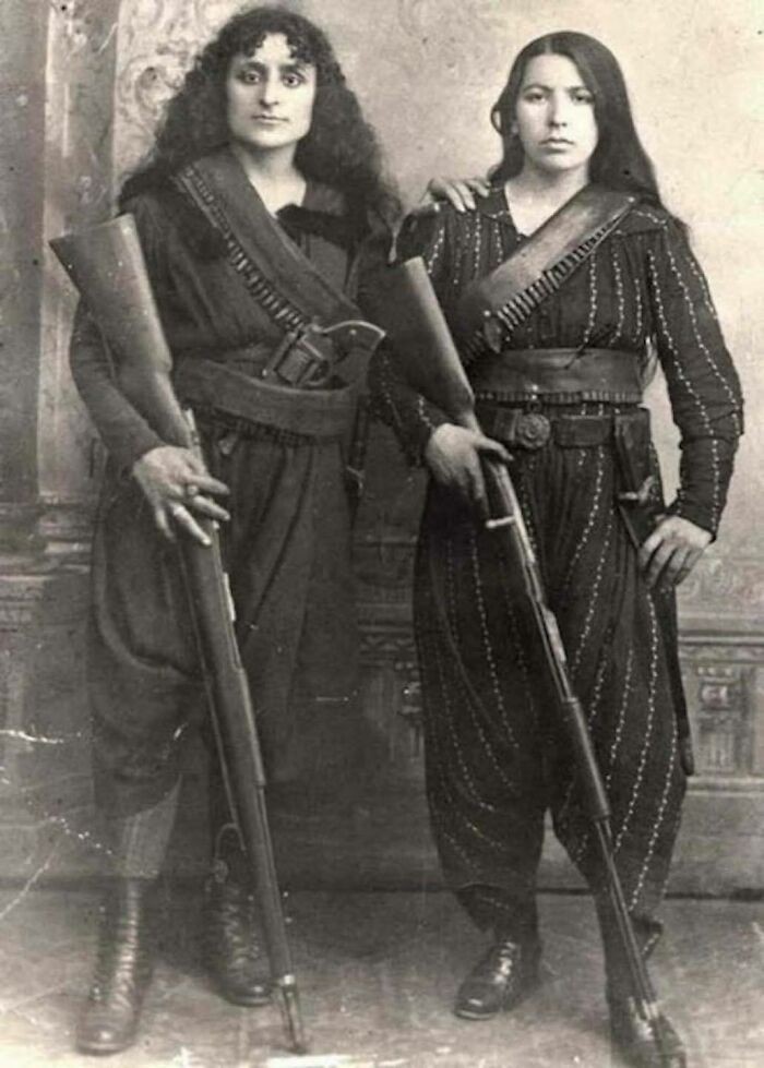 Dwie armeńskie kobiety pozujące z bronią przed ruszeniem do walki z Osmanami, 1895