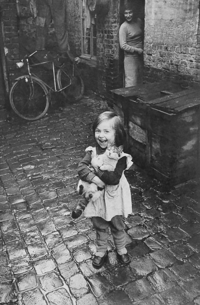 Szczęśliwa francuska dziewczynka i jej kot, 1959