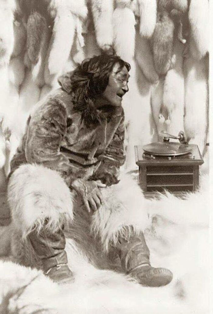 Mężczyzna słyszący muzykę z odtwarzacza po raz pierwszy w życiu, 1922