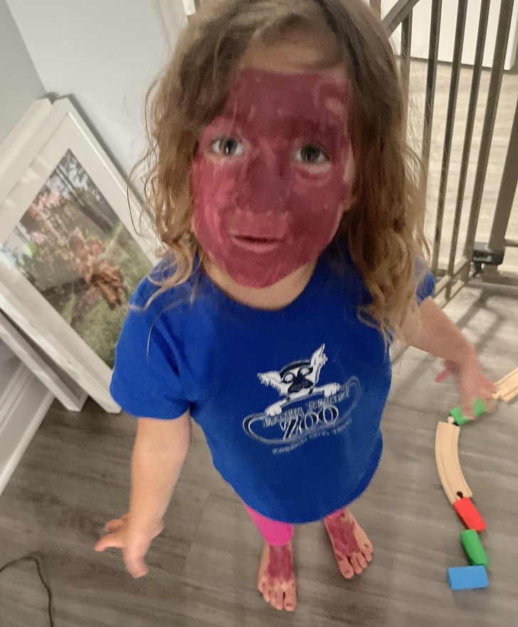 "Moja 3-letnia córka postanowiła rozsmarować szminkę wszędzie oprócz samych ust."