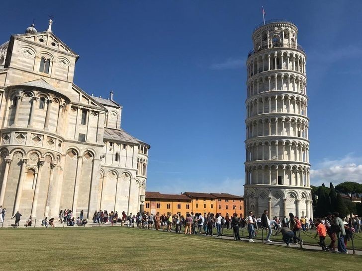 11. "Znajomy pojechał do Włoch i jakimś cudem zrobił zdjęcie krzywej wieży w Pizie, na którym wygląda ona... prosto."