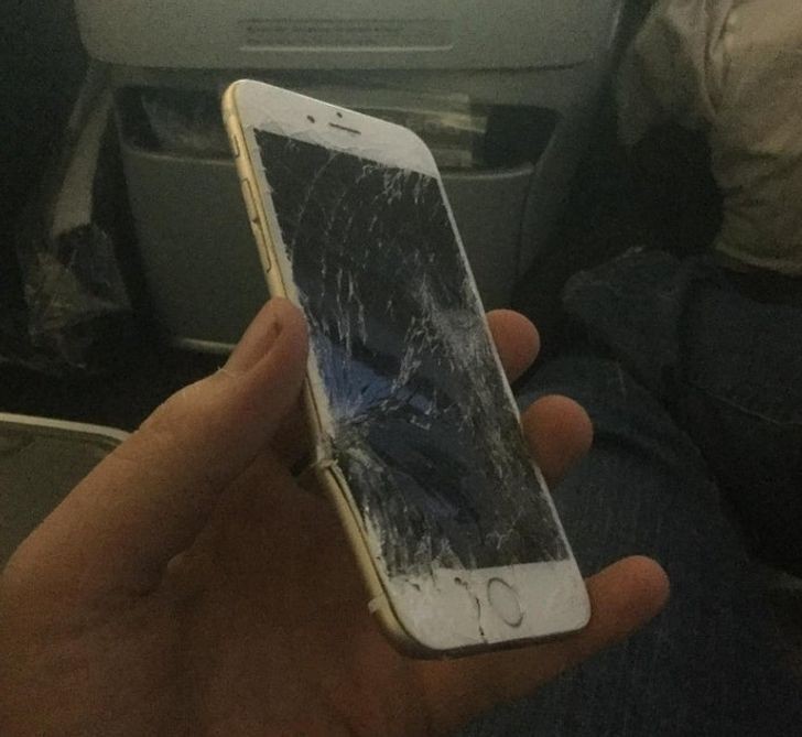 8. "Telefon wypadł mi z kieszeni i został zmiażdżony przez pasażera, który odsunął swój fotel."