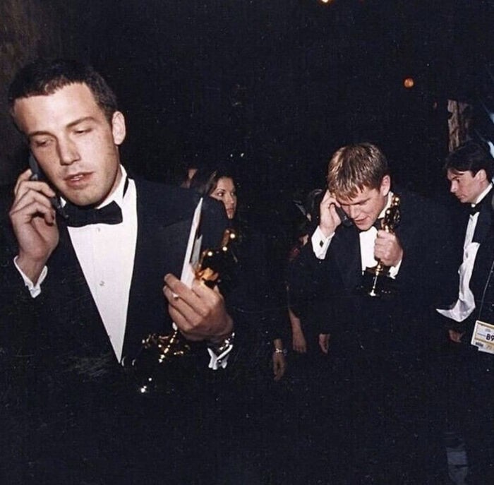 Ben Affleck i Matt Damon dzwoniący do swoich mam po wygraniu Oscarów za Buntownika z wyboru, 1997