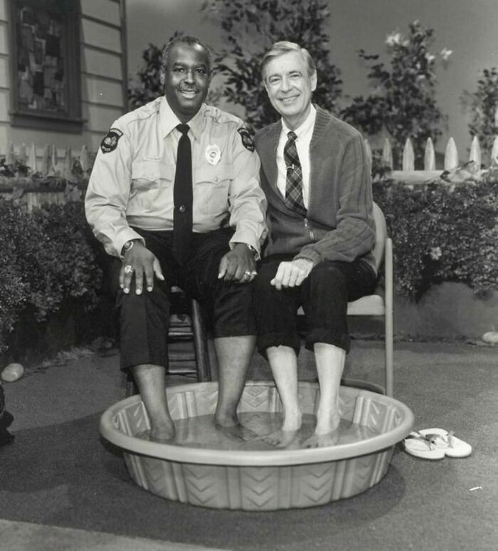W 1969 roku, gdy czarni Amerykanie mieli zakaz pływania razem z białymi, Pan Rogers zaprosił oficera Clemmonsa, by wspólnie ochłodzić stopy w balii, łamiąc tym samym znaną barierę.